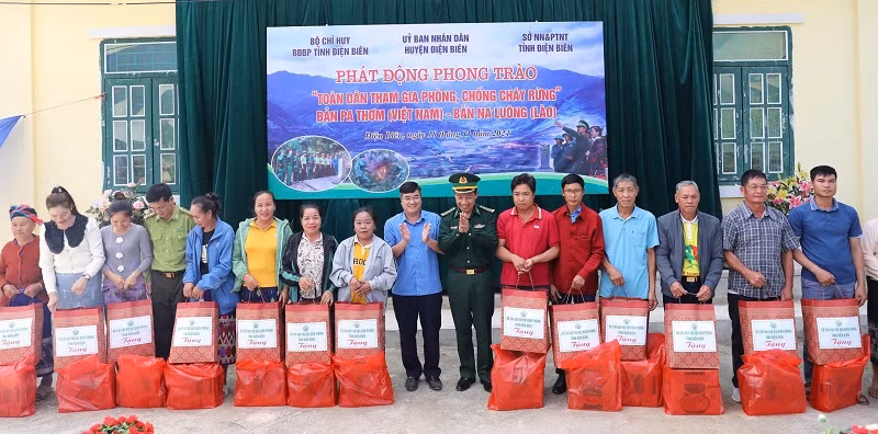 Lãnh đạo Bộ Chỉ huy Bộ đội Biên phòng tỉnh Điện Biên, lãnh đạo Ủy ban nhân dân huyện Điện Biên trao quà tặng các gia đình trong khu vực biên giới Việt-Lào. Lãnh đạo Bộ Chỉ huy Bộ đội Biên phòng tỉnh Điện Biên, lãnh đạo Ủy ban nhân dân huyện Điện Biên trao quà tặng các gia đình trong khu vực biên giới Việt-Lào.