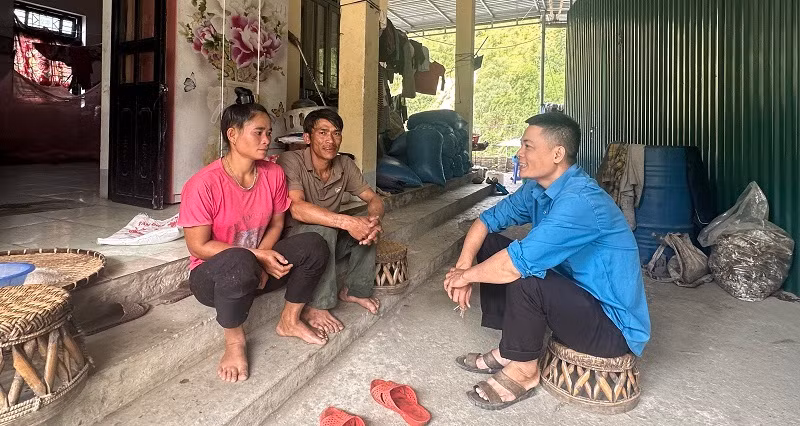 Sau lũ quét, vợ chồng công nhân Quàng Văn Lót ở nhờ tại nhà văn hóa bản. Sau lũ quét, vợ chồng công nhân Quàng Văn Lót ở nhờ tại nhà văn hóa bản.