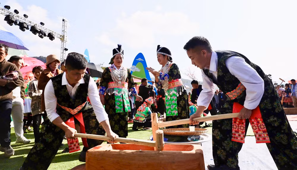 Đồng bào dân tộc H'Mông tỉnh Điện Biên thi giã bánh dày trong Ngày Tết truyền thống của dân tộc.