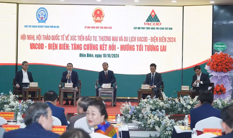 Đại biểu trao đổi về các tiềm năng, thế mạnh và giải pháp thu hút đầu tư vào Điện Biên.