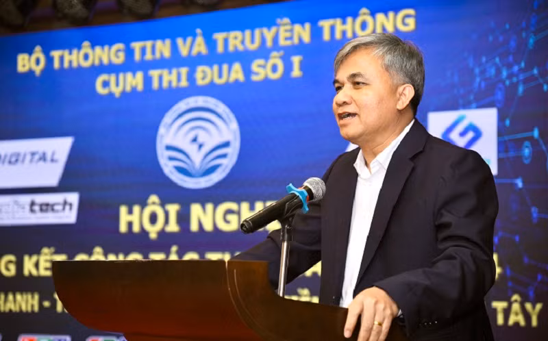 Đồng chí Lò Văn Tiến, Phó Chủ tịch Ủy ban nhân dân tỉnh Điện Biên chào mừng Đoàn cán bộ, phóng viên Đài Phát thanh-Truyền hình 8 tỉnh trong khu vực Tây Bắc về dự hội nghị tại thành phố Điện Biên Phủ.