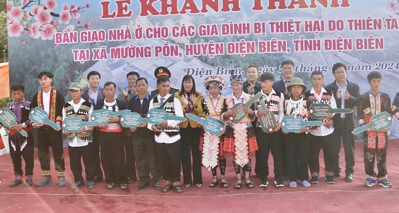 Các đồng chí lãnh đạo tỉnh Điện Biên trao chìa khóa nhà (tượng trưng) cho các gia đình ở điểm bản Huổi Ké.