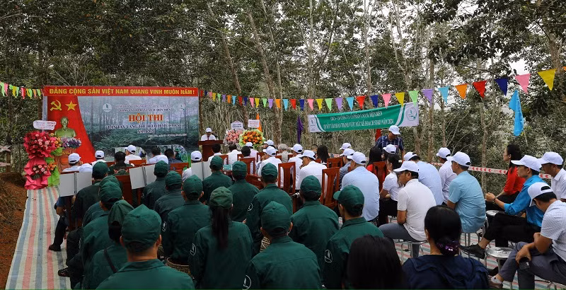 Đại biểu và các thí sinh dự khai mạc hội thi tại vườn cây thuộc Nông trường cao-su Điện Biên. Đại biểu và các thí sinh dự khai mạc hội thi tại vườn cây thuộc Nông trường cao-su Điện Biên.