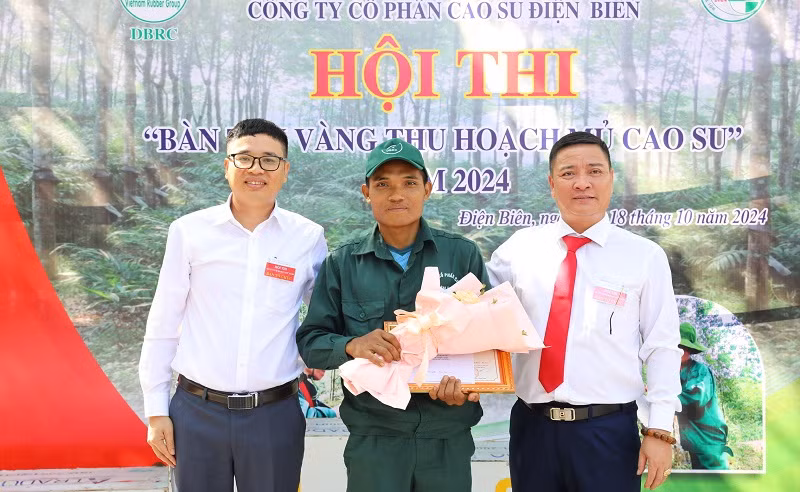 Các đồng chí lãnh đạo Công ty cổ phần cao-su Điện Biên tặng hoa, chúc mừng công nhân Lò Văn Thiệp đã xuất sắc trải qua các phần thi để đoạt giải "Bàn tay vàng" cạo mủ cao-su. Các đồng chí lãnh đạo Công ty cổ phần cao-su Điện Biên tặng hoa, chúc mừng công nhân Lò Văn Thiệp đã xuất sắc trải qua các phần thi để đoạt giải "Bàn tay vàng" cạo mủ cao-su.
