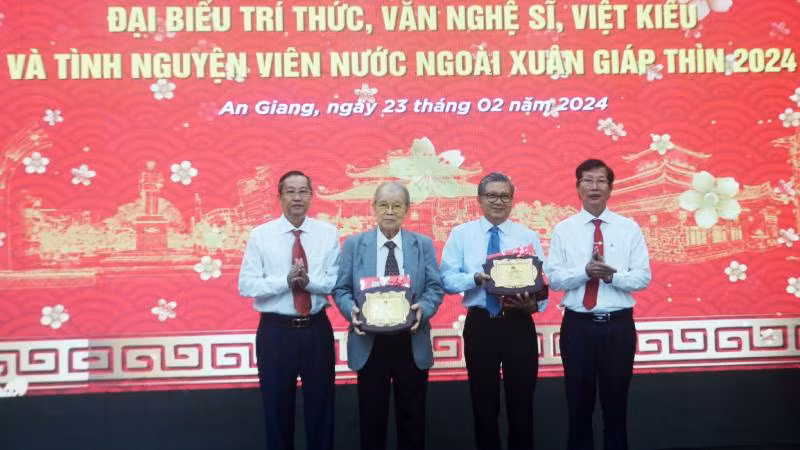 Lãnh đạo tỉnh An Giang tặng quà tri ân các đại biểu.