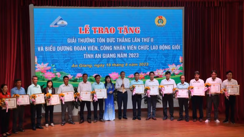 Lãnh đạo tỉnh tặng bằng khen cho các đoàn viên, công nhân, viên chức Lãnh đạo tỉnh tặng bằng khen cho các đoàn viên, công nhân, viên chức