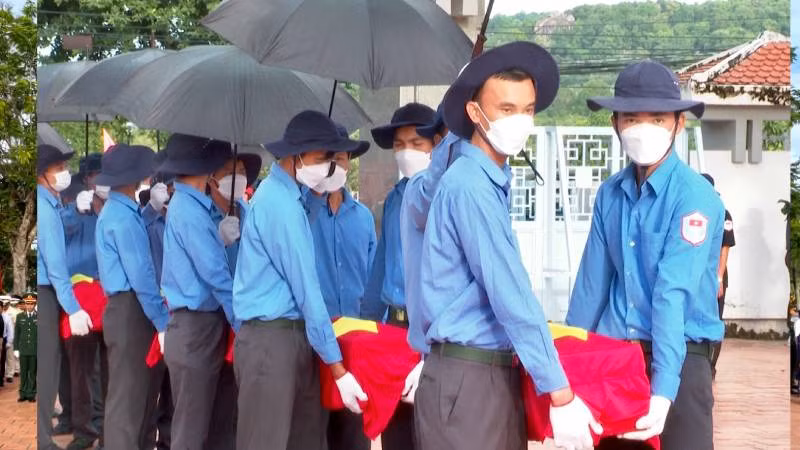 Tiễn đưa các liệt sĩ về với đất mẹ. Tiễn đưa các liệt sĩ về với đất mẹ.