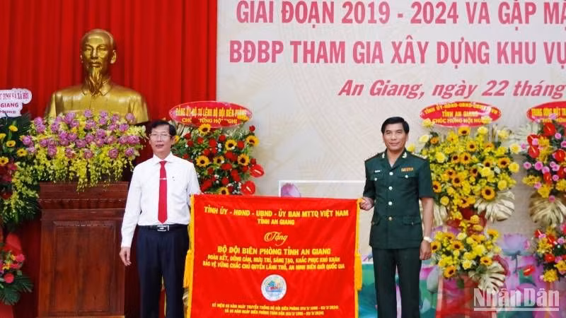 Lãnh đạo tỉnh An Giang trao tặng bức trướng cho Bộ đội Biên phòng tỉnh.