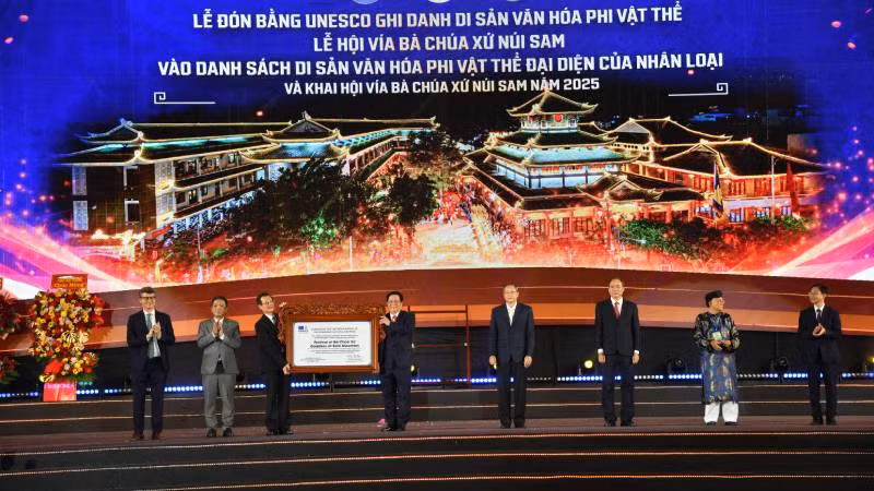 Lãnh đạo tỉnh An Giang đón nhận bằng ghi danh “Lễ hội Vía Bà Chúa Xứ Núi Sam” là Di sản văn hóa phi vật thể đại diện của nhân loại Lãnh đạo tỉnh An Giang đón nhận bằng ghi danh “Lễ hội Vía Bà Chúa Xứ Núi Sam” là Di sản văn hóa phi vật thể đại diện của nhân loại
