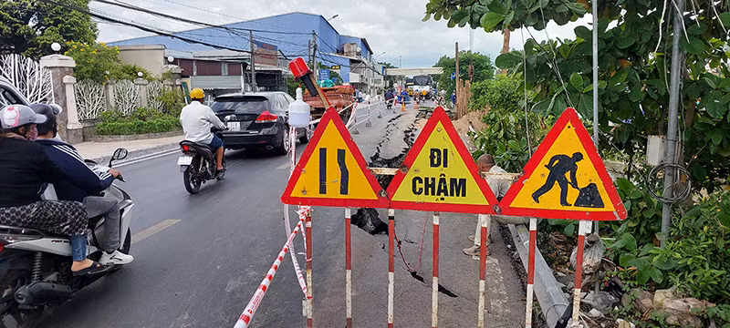 Đặt biển báo khu vực nguy hiểm. Đặt biển báo khu vực nguy hiểm.