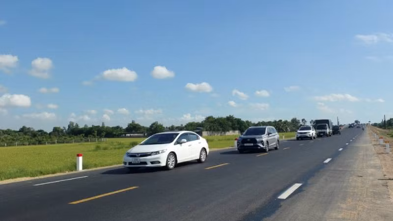 Xe lưu thông trên tuyến tránh, giảm áp lực cho quốc lộ 91 qua nội ô Long Xuyên Xe lưu thông trên tuyến tránh, giảm áp lực cho quốc lộ 91 qua nội ô Long Xuyên