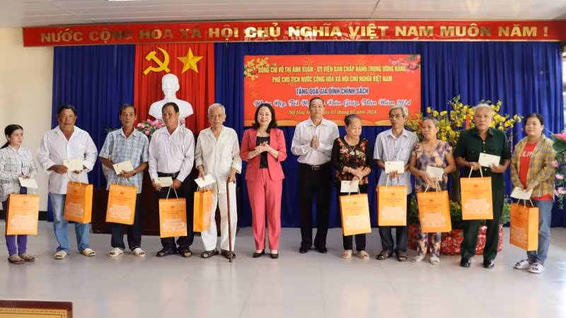 Đoàn công tác Phó Chủ tịch nước tặng quà các hộ nghèo xã Mỹ Hòa Hưng