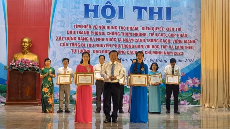Ban tổ chức trao giải cho các thí sinh đạt giải. Ban tổ chức trao giải cho các thí sinh đạt giải.