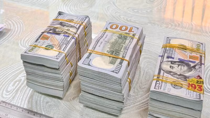 Tang vật thu giữ gồm 150.000 USD Tang vật thu giữ gồm 150.000 USD