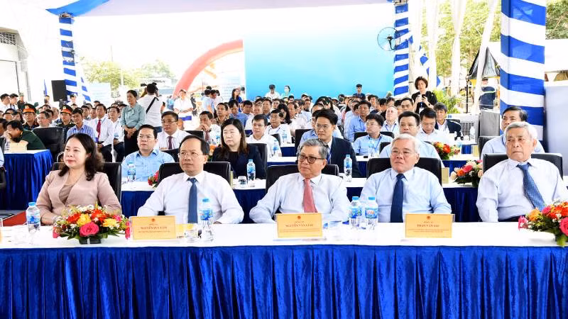 Phó Chủ tịch nước Võ Thị Ánh Xuân và các đại biểu tham dự lễ khánh thành. Phó Chủ tịch nước Võ Thị Ánh Xuân và các đại biểu tham dự lễ khánh thành.