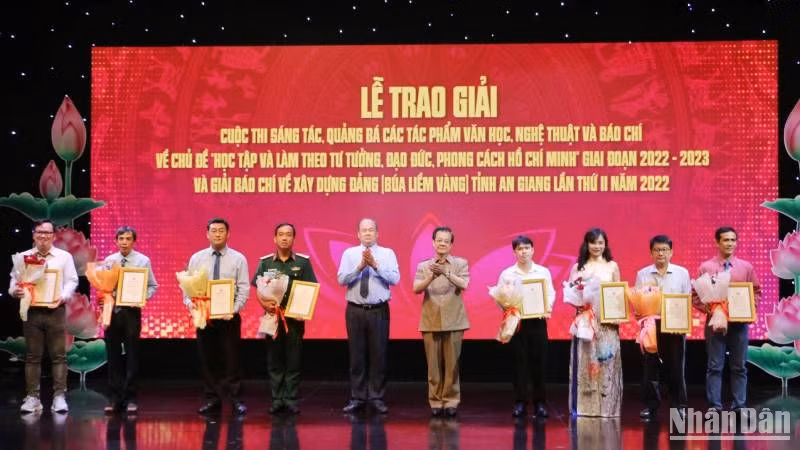 Lãnh đạo tỉnh An Giang trao giải cho các tác giả đoạt giải A.