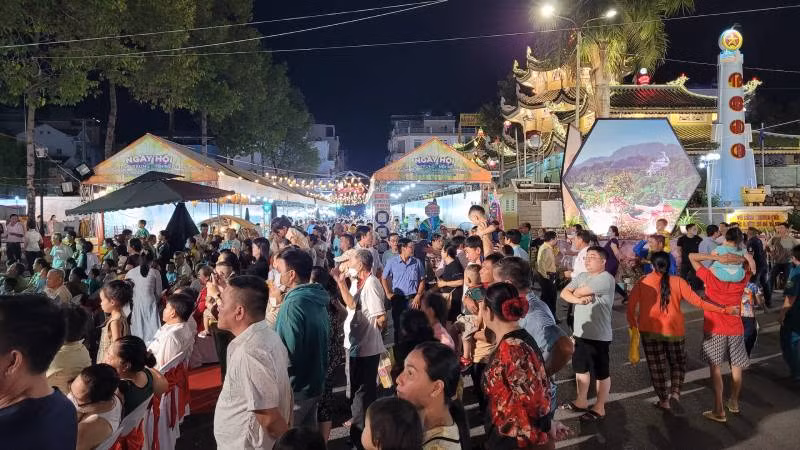 Người dân, du khách đến tham quan