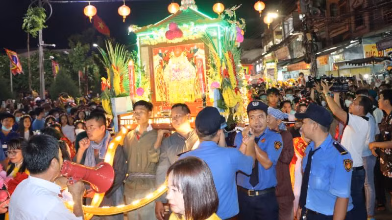 Lễ phục dựng rước tượng Bà Chúa Xứ. Lễ phục dựng rước tượng Bà Chúa Xứ.