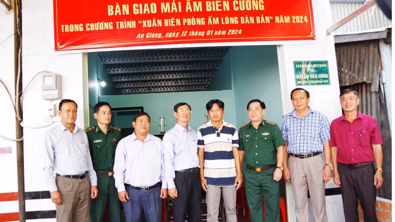 Tặng "Mái ấm biên giới" cho hộ gia đình chính sách. Tặng "Mái ấm biên giới" cho hộ gia đình chính sách.