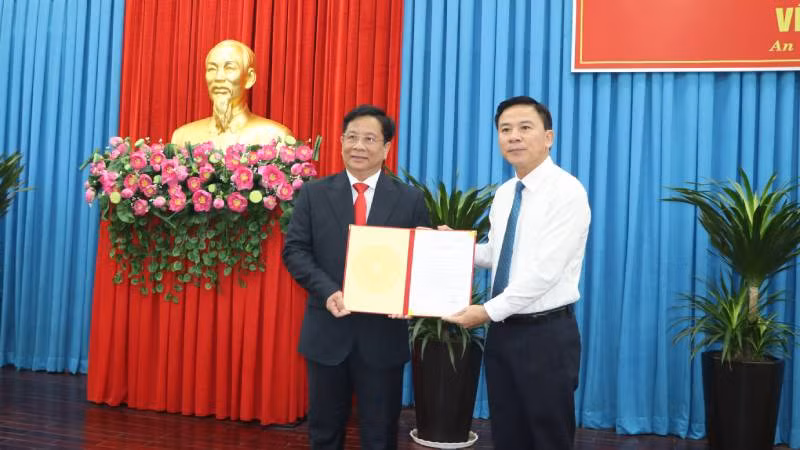 Đồng chí Đỗ Trọng Hưng (bên phải) trao Quyết định của Bộ Chính trị về việc điều động đồng chí Hồ Văn Mừng giữ chức Phó Bí thư Tỉnh ủy An Giang