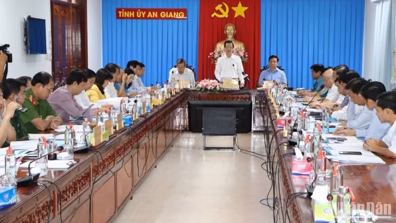 Quang cảnh buổi họp.