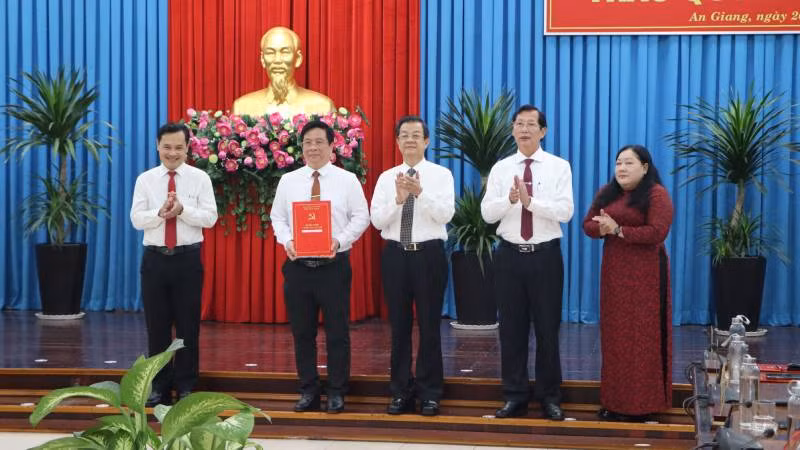 Bí thư Tỉnh ủy An Giang Lê Hồng Quang trao Quyết định Bí thư, Phó Bí thư Đảng ủy Ủy ban nhân dân tỉnh.