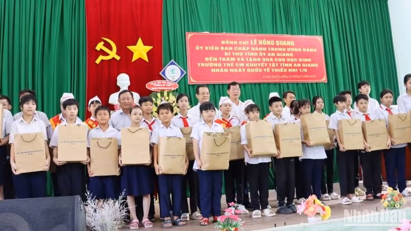 Học sinh Trường trẻ em khuyết tật tỉnh An Giang nhận quà.