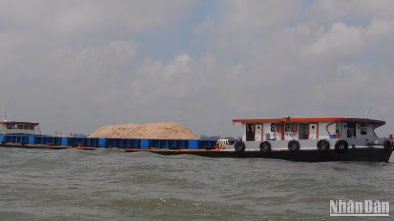 Sà lan vận chuyển cát trên sông Hậu thuộc địa bàn tỉnh An Giang.