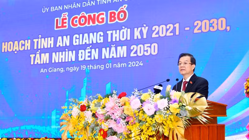 Đồng chí Lê Hồng Quang phát biểu tại buổi lễ.
