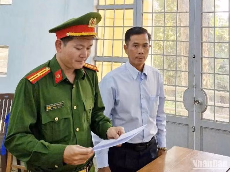 Công an đọc lệnh khởi tố bị can Châu Đông Trung.