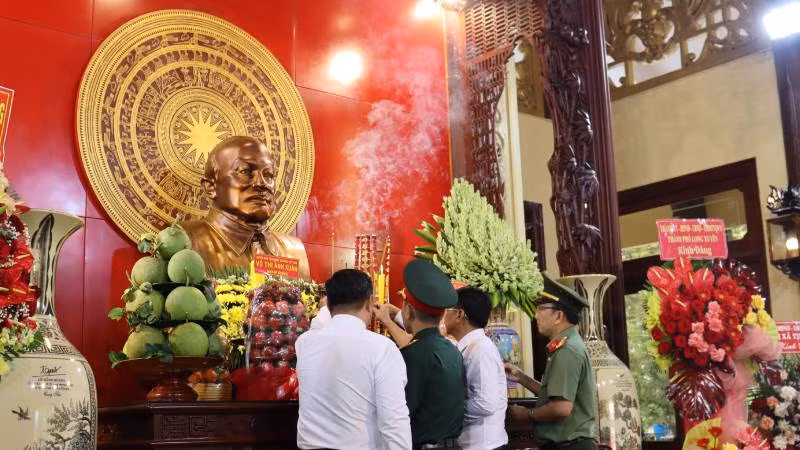 Các đại biểu thành kính dâng hương tưởng nhớ Bác Tôn.