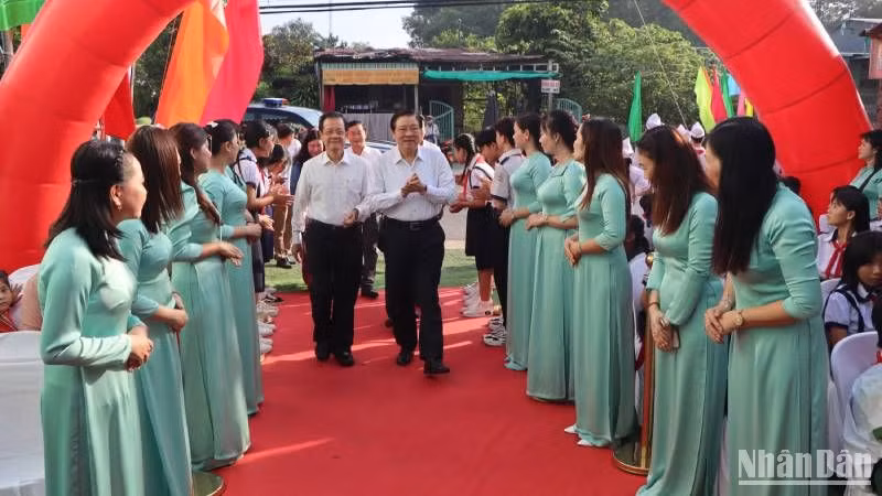 Đồng chí Phan Đình Trạc đến dự chung vui Ngày hội Đại đoàn kết toàn dân tộc ở ấp Phú Hòa 2, xã Bình Hòa