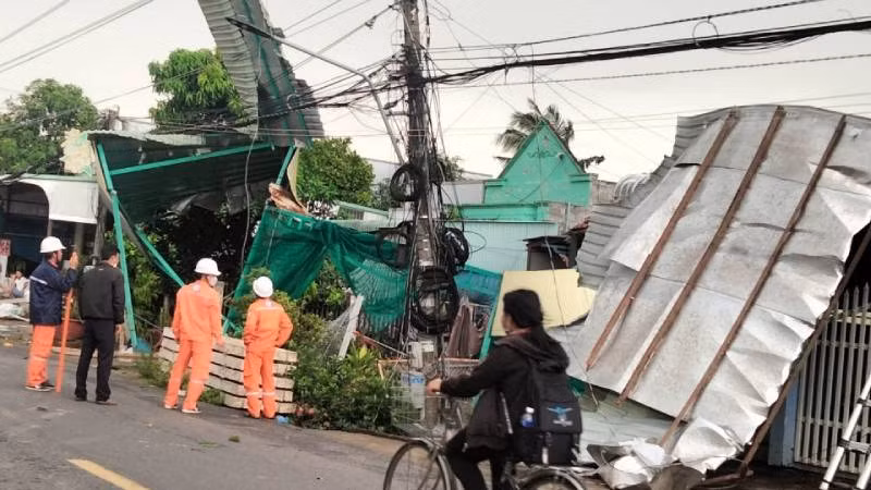 Dông lốc làm tốc mái nhiều nhà dân ở huyện An Phú, tỉnh An Giang