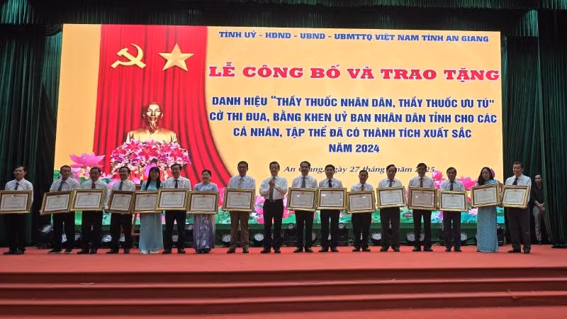 Thừa ủy quyền Chủ tịch nước, Bí thư Tỉnh ủy An Giang Lê Hồng Quang trao tặng danh hiệu Thầy thuốc Ưu tú cho các cá nhân. Thừa ủy quyền Chủ tịch nước, Bí thư Tỉnh ủy An Giang Lê Hồng Quang trao tặng danh hiệu Thầy thuốc Ưu tú cho các cá nhân.