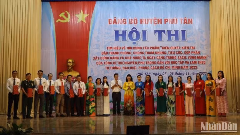 Ban tổ chức tặng quà cho các thí sinh dự thi.