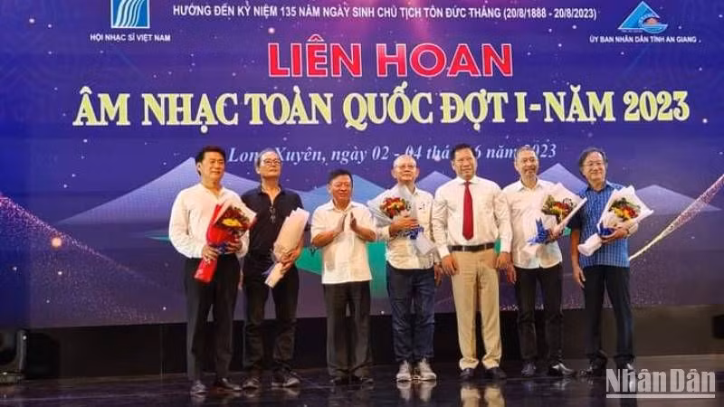 Lãnh đạo tỉnh An Giang tặng hoa cho các nhạc sĩ.