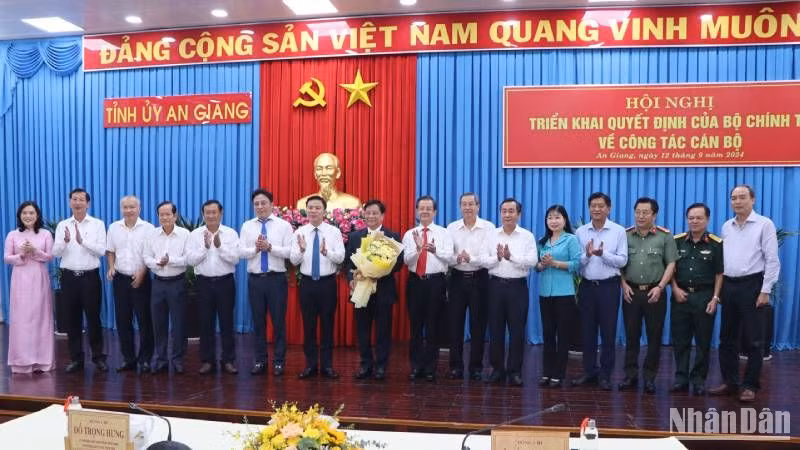 Các đồng chí trong Ban Thường vụ Tỉnh ủy An Giang chúc mừng đồng chí Hồ Văn Mừng