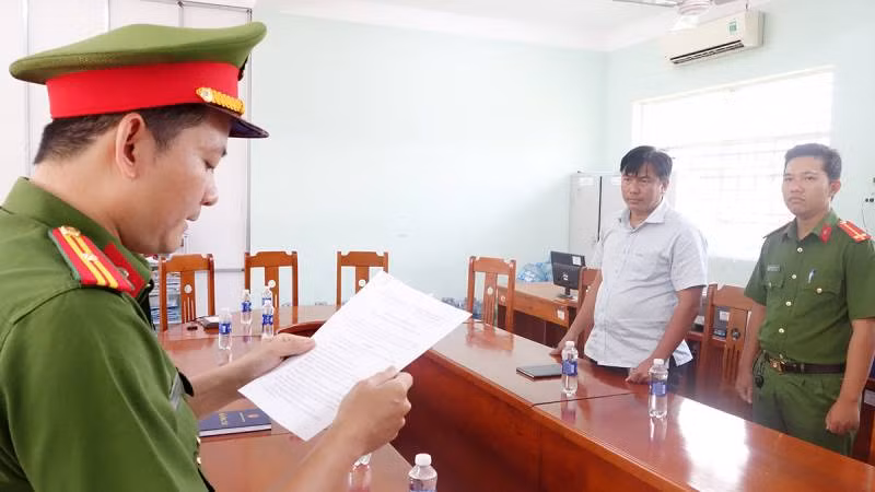 Công an tỉnh An Giang đọc lệnh bắt tạm giam Trần Phú Hào.
