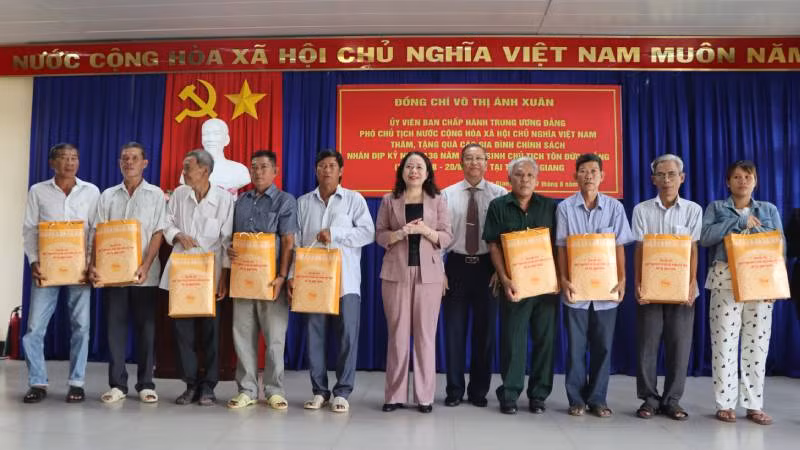 Phó Chủ tịch nước Võ Thị Ánh Xuân tặng quà cho các hộ gia đình chính sách Phó Chủ tịch nước Võ Thị Ánh Xuân tặng quà cho các hộ gia đình chính sách