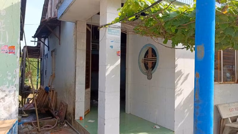 Một trong 10 căn nhà bị sạt lở chủ hộ phải đi ở tạm.