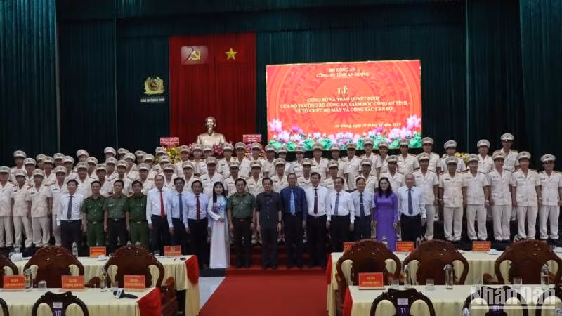 Các đại biểu chụp ảnh lưu niệm tại buổi lễ.