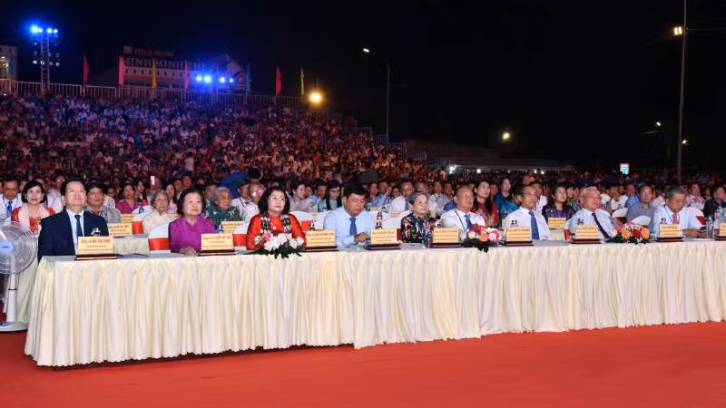 Các đại biểu tham dự lễ hội vía bà Chúa Xứ. Các đại biểu tham dự lễ hội vía bà Chúa Xứ.