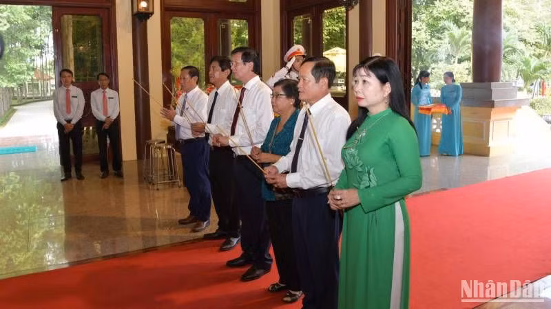 Đại diện lãnh đạo tỉnh An Giang thắp hương tưởng nhớ Bác Tôn