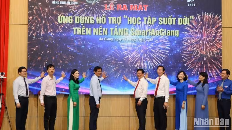 Các đại biểu bấm nút phát động phong trào "Bình dân học vụ số". 