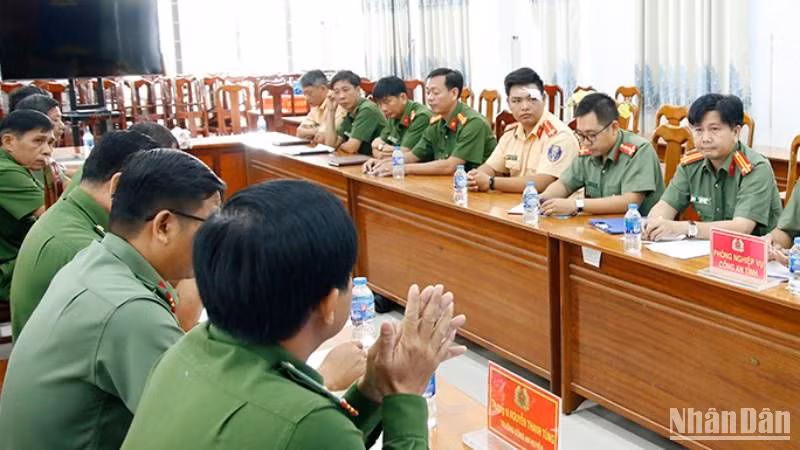 Đại diện lãnh đạo Công an tỉnh An Giang thăm hỏi Trung úy Nguyễn Quốc Thái (áo vàng) bị thương khi làm nhiệm vụ.