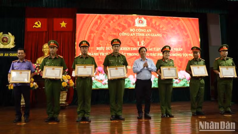 Chủ tịch Ủy ban nhân dân tỉnh tặng bằng khen các cá nhân, tập thể phá án nhanh vụ án giết người tại huyện An Phú