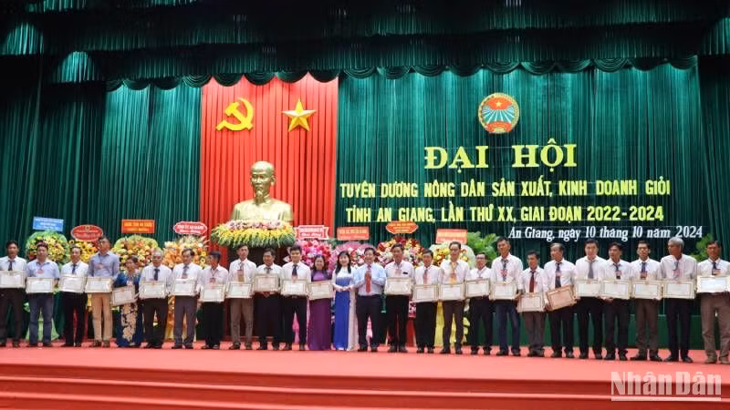 Lãnh đạo tỉnh An Giang tặng bằng khen cho các nông dân tiêu biểu sản xuất, kinh doanh giỏi.