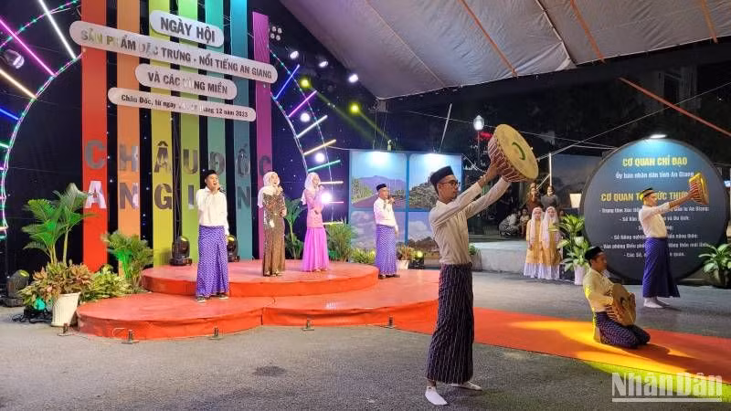 Quang cảnh khai mạc ngày hội sản phẩm đặc trưng, nổi tiếng