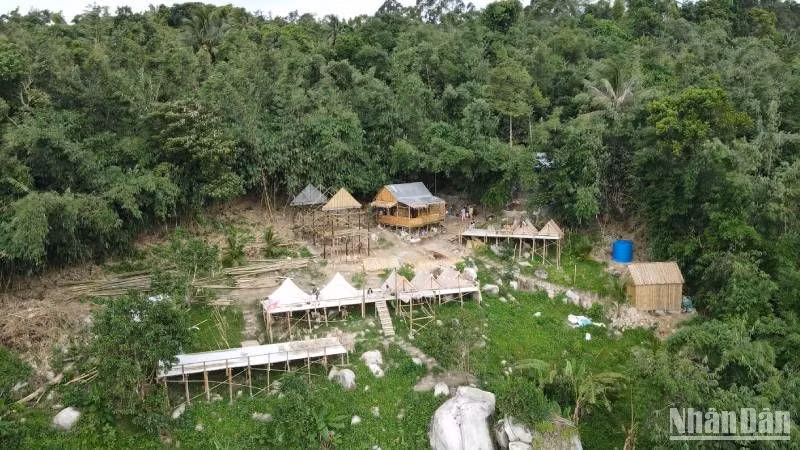 Các homestay xây dựng tự phát trên Núi Cấm.