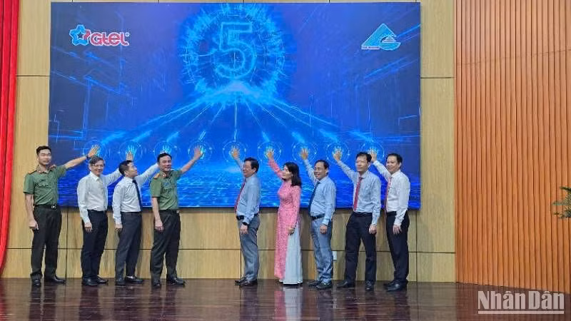 Các đại biểu bấm nút ký kết thỏa thuận hợp tác chuyển đối số.